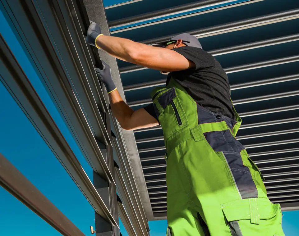 homme qui installe un protection solaire