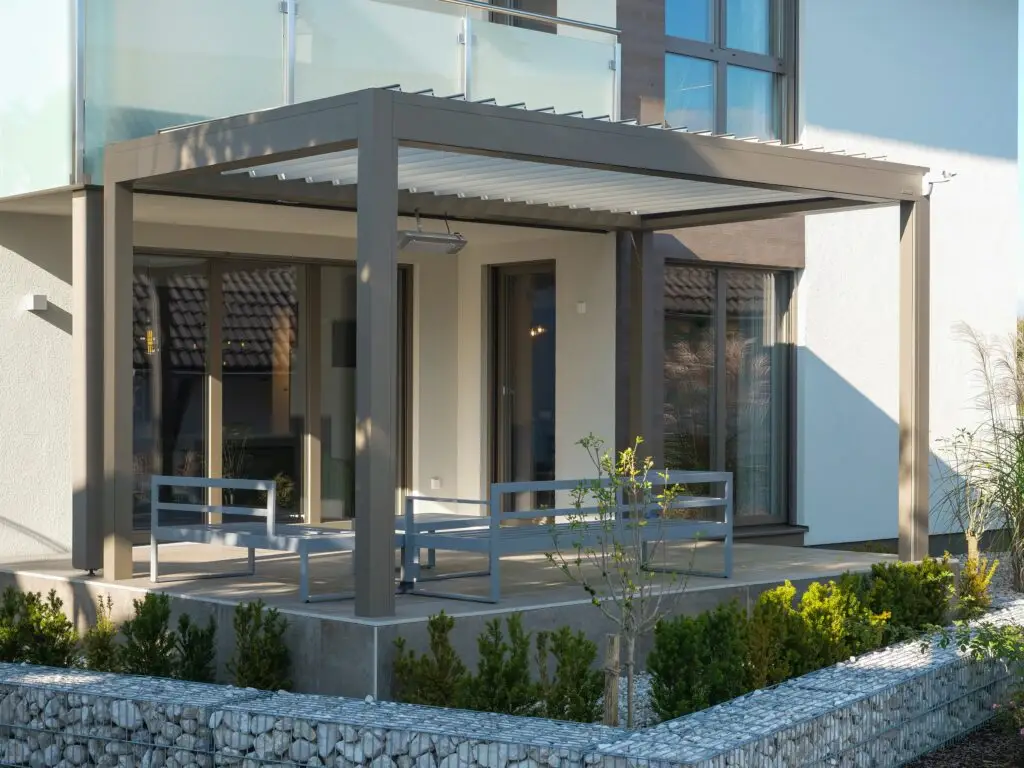 pergola avec un table exterieur