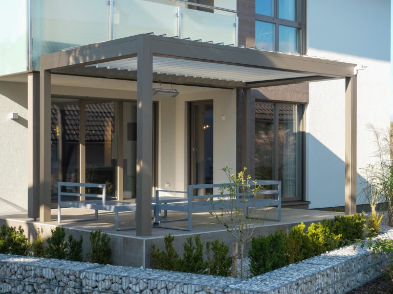 pergola avec un table exterieur