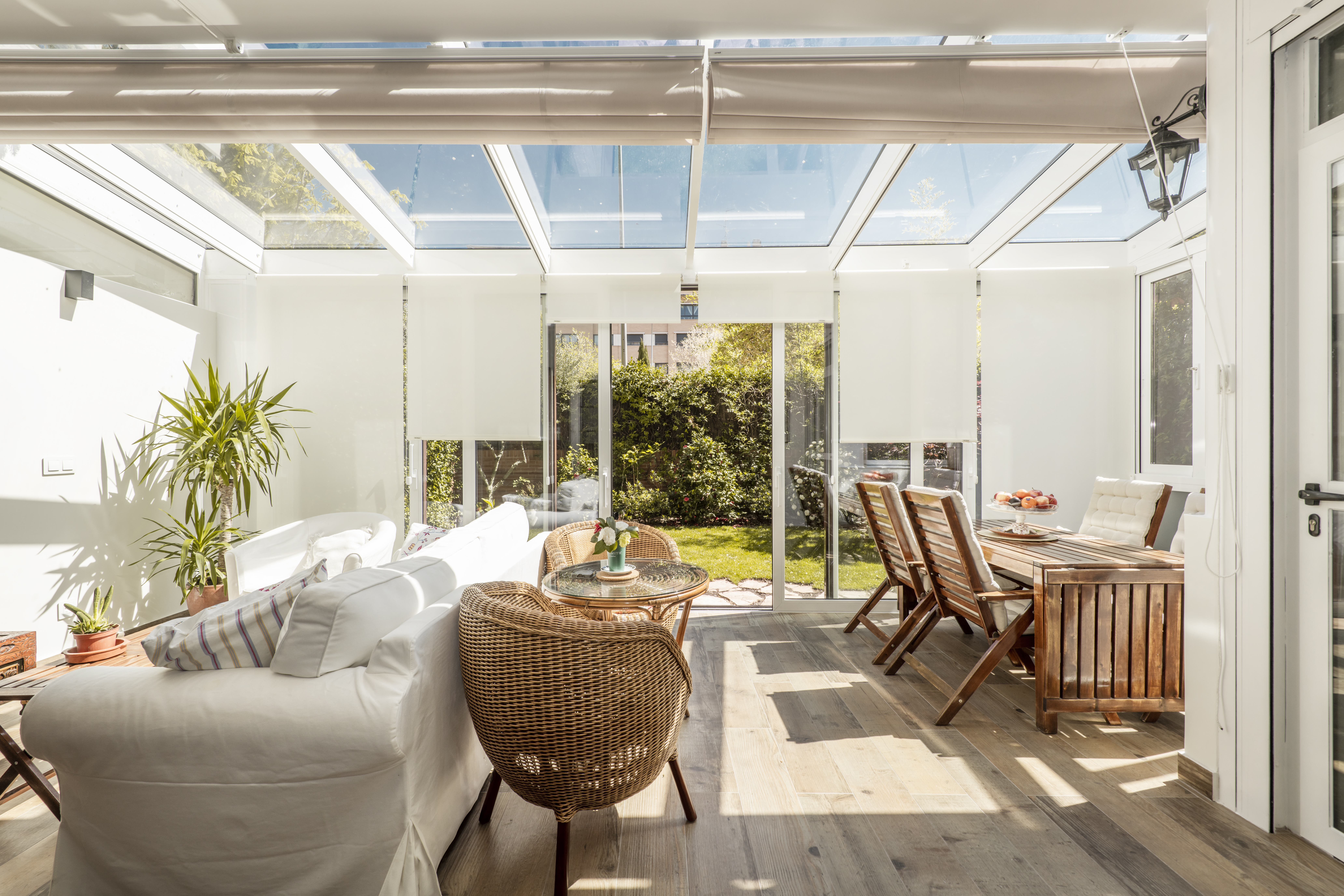Terrasse avec accès au jardin avec menuiserie en aluminium blanc et verre avec de grandes portes coulissantes