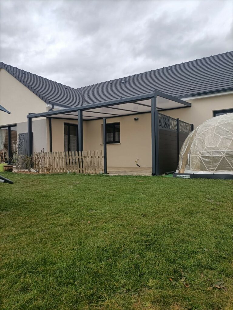 Pergola à toit fixe devant une maison