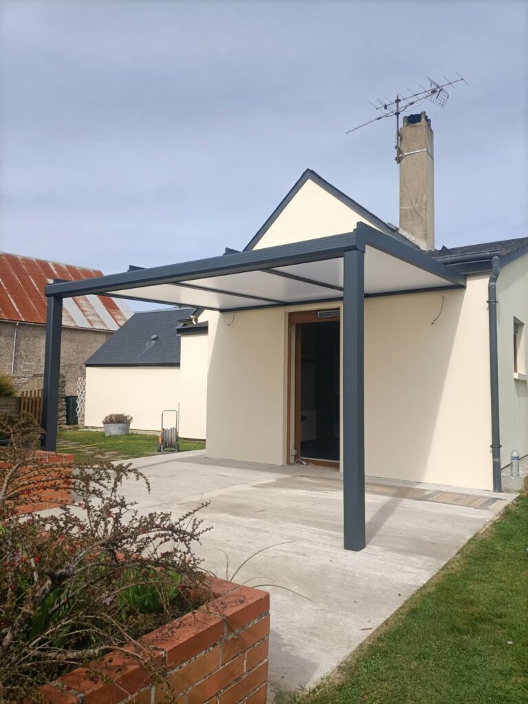 Une pergola à toit fixe devant une maison